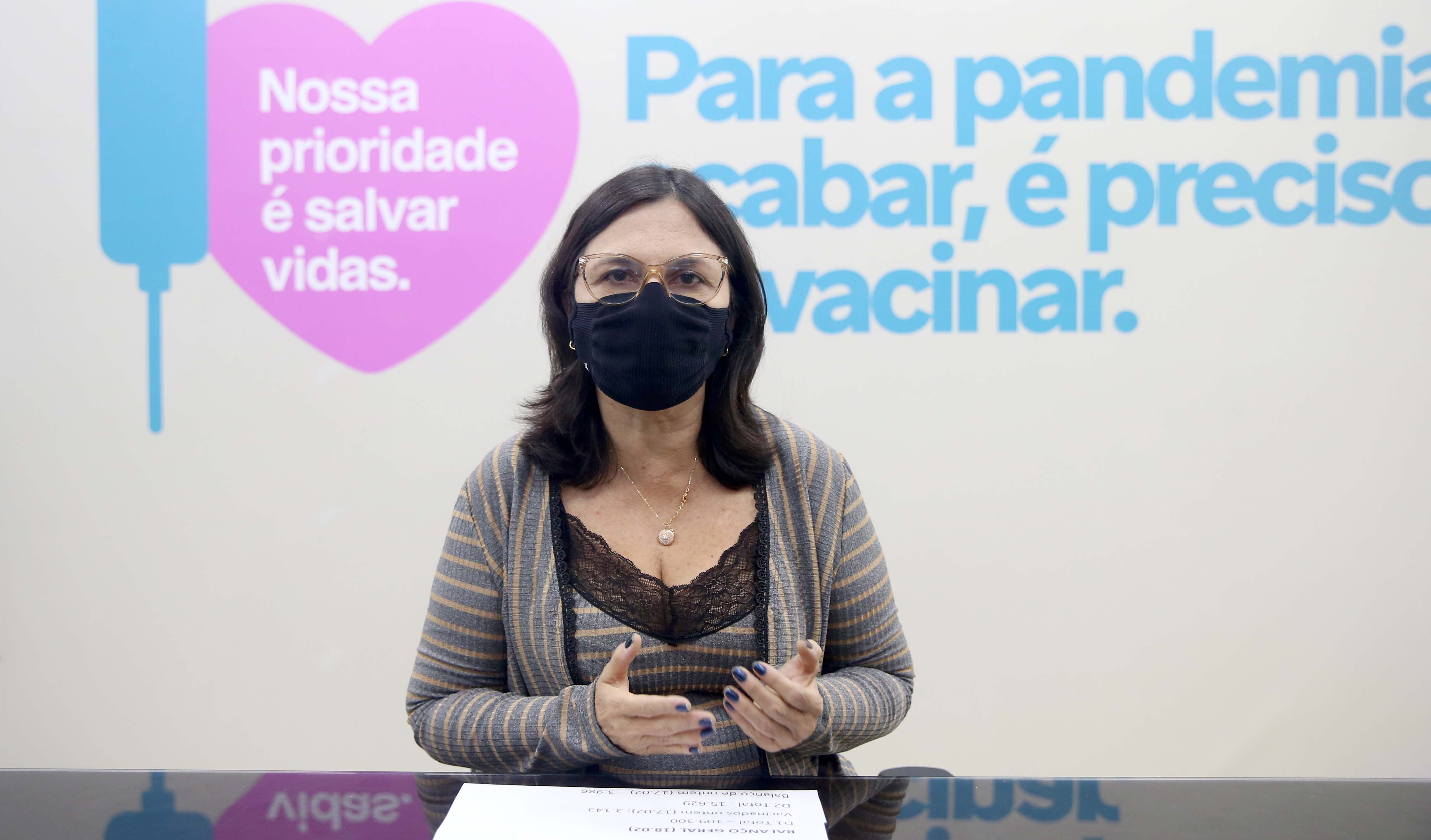 secretária ana estela fala para uma câmera